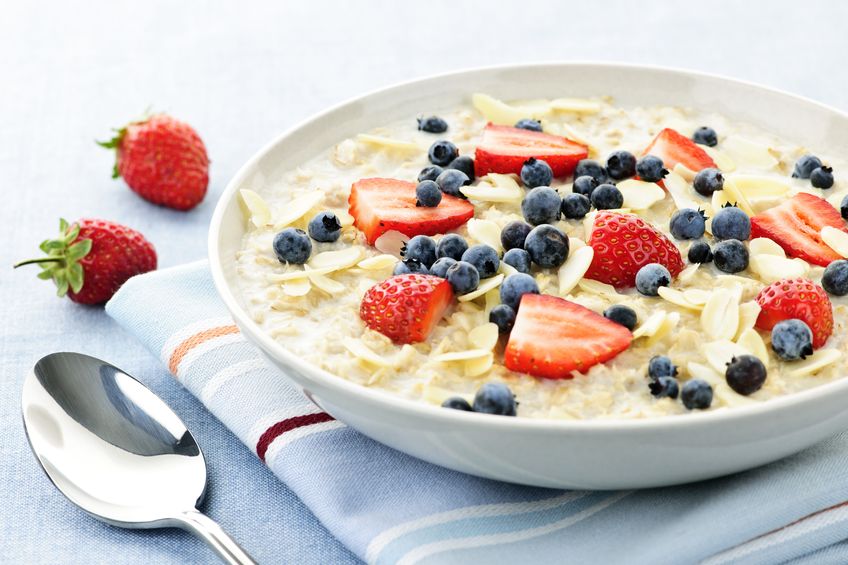 oatmeal blueberries strawberries vegan healthy breakfast