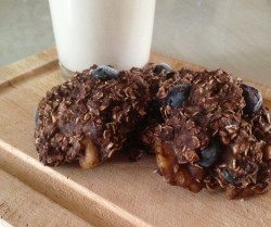 raw berry banana chocolate oat cookies