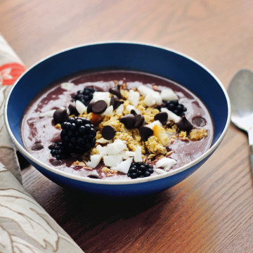 Healthy Breakfast: Coconut Blackberry Vanilla Acai Bowl