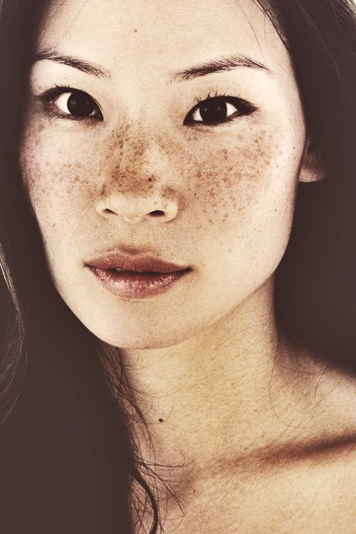 Lucy Liu | Photos That Prove Women With Freckles Are Beautiful