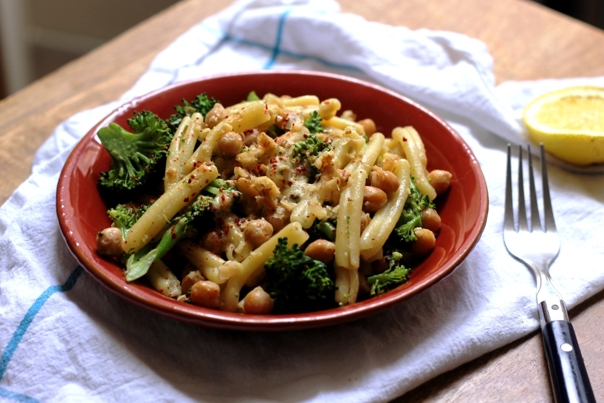 Healthy Dinner: Pasta with Broccoli and Chickpeas