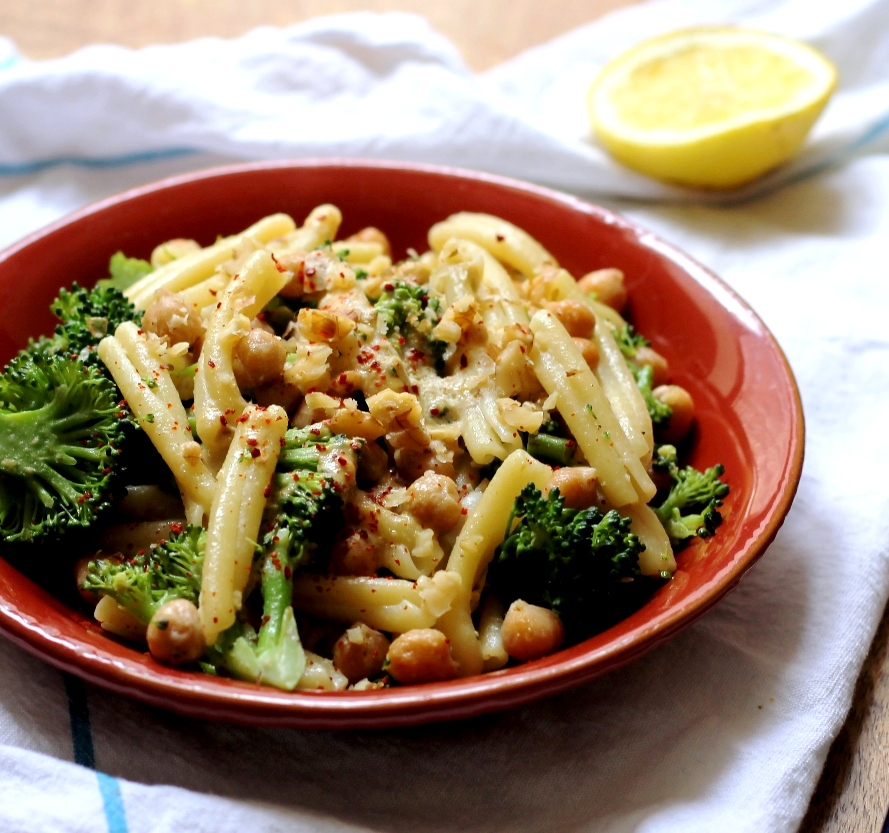 Healthy Dinner: Pasta with Broccoli and Chickpeas