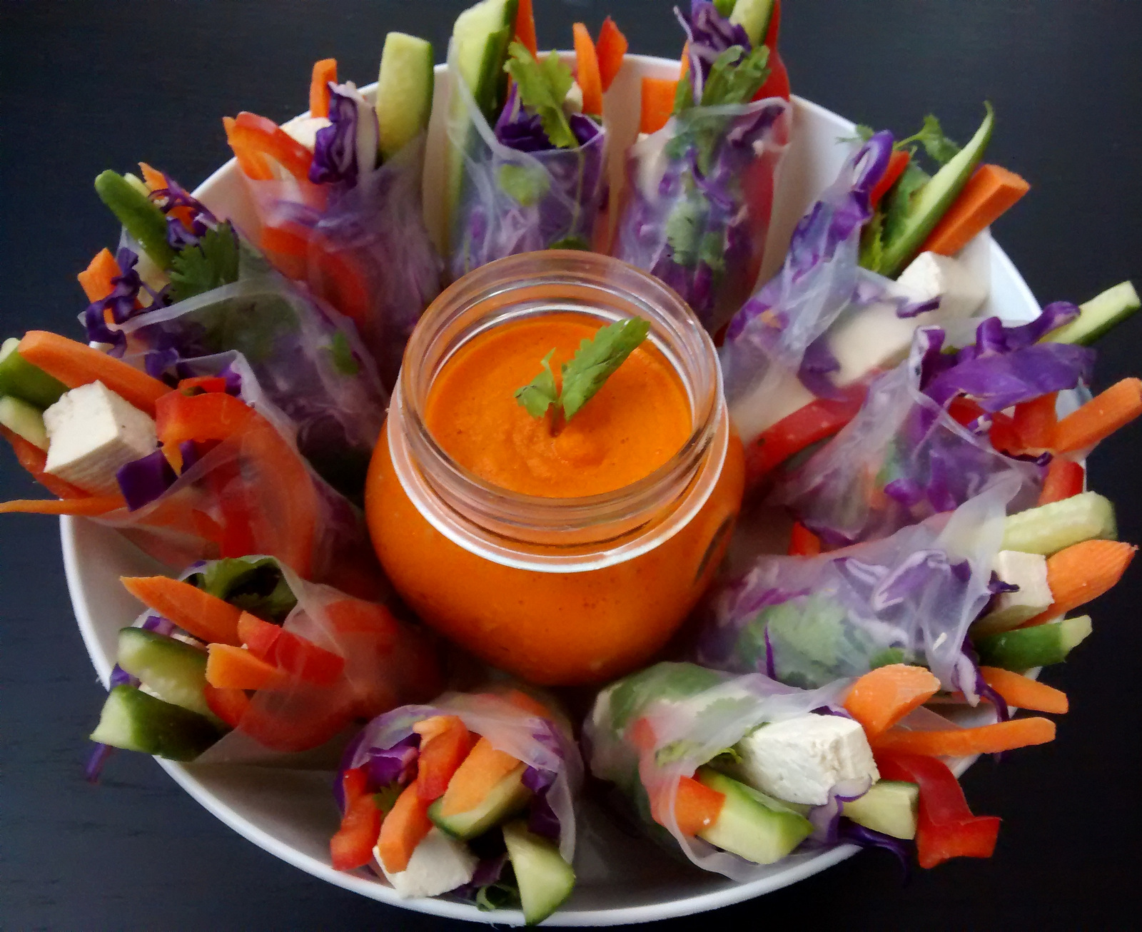 raw_vegan_spring_rolls_carrot_ginger_sauce