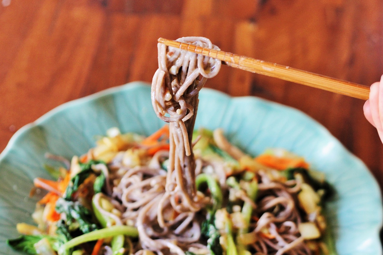 Healthy Dinner: Soba Noodles with Apple Miso Sauce