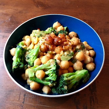 Healthy Lunch: Vegan Peanut Butter Chickpea and Broccoli