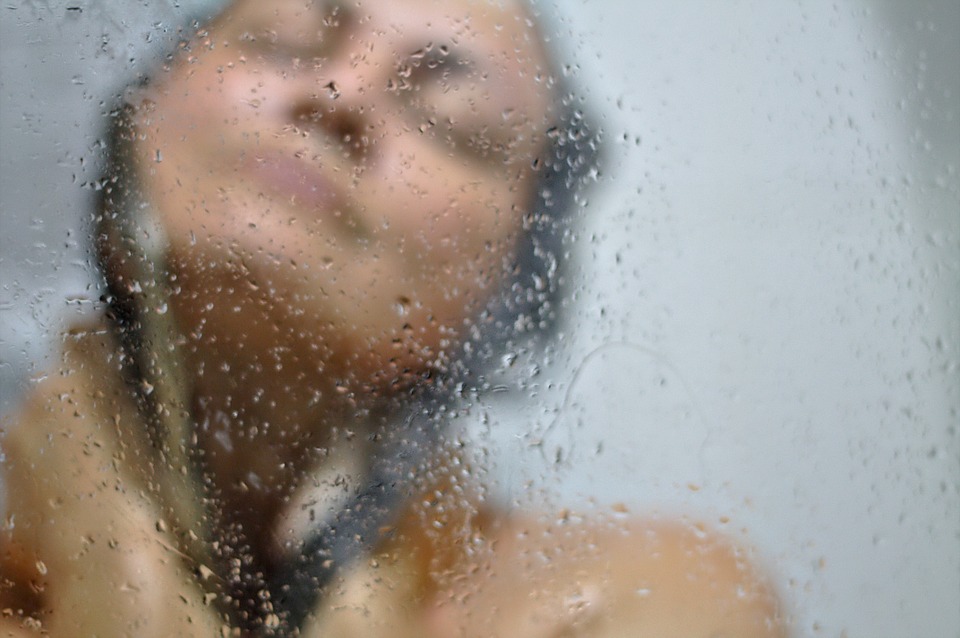 5 Common Mistakes You're Making In & Out Of The Shower That Are Damaging Your Hair & Skin