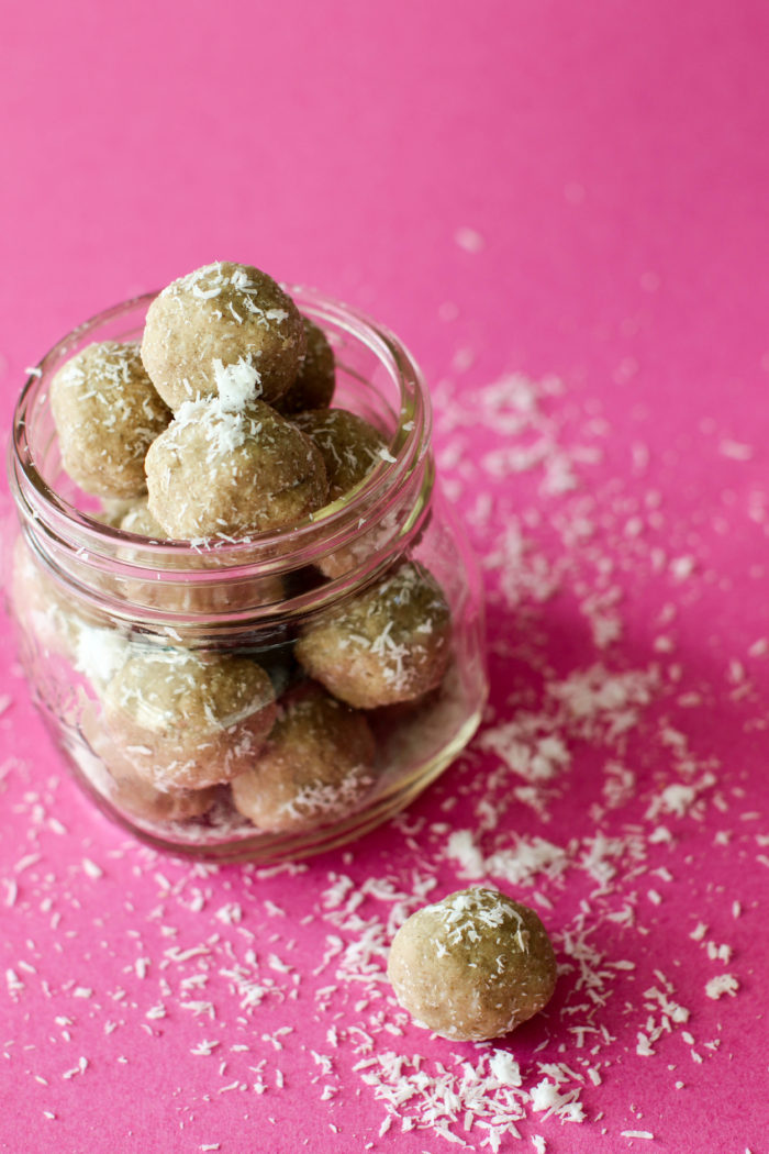 Vegan Superfood Snowballs With Coconut & Lucuma