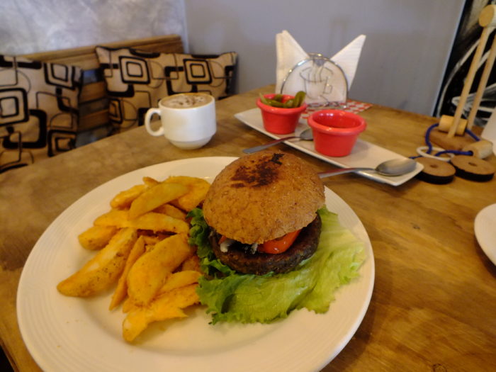 vegan-burger-in-1944-coffee-in-mexico-city