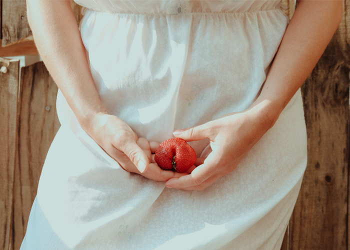 woman-holding-fruit-700x500