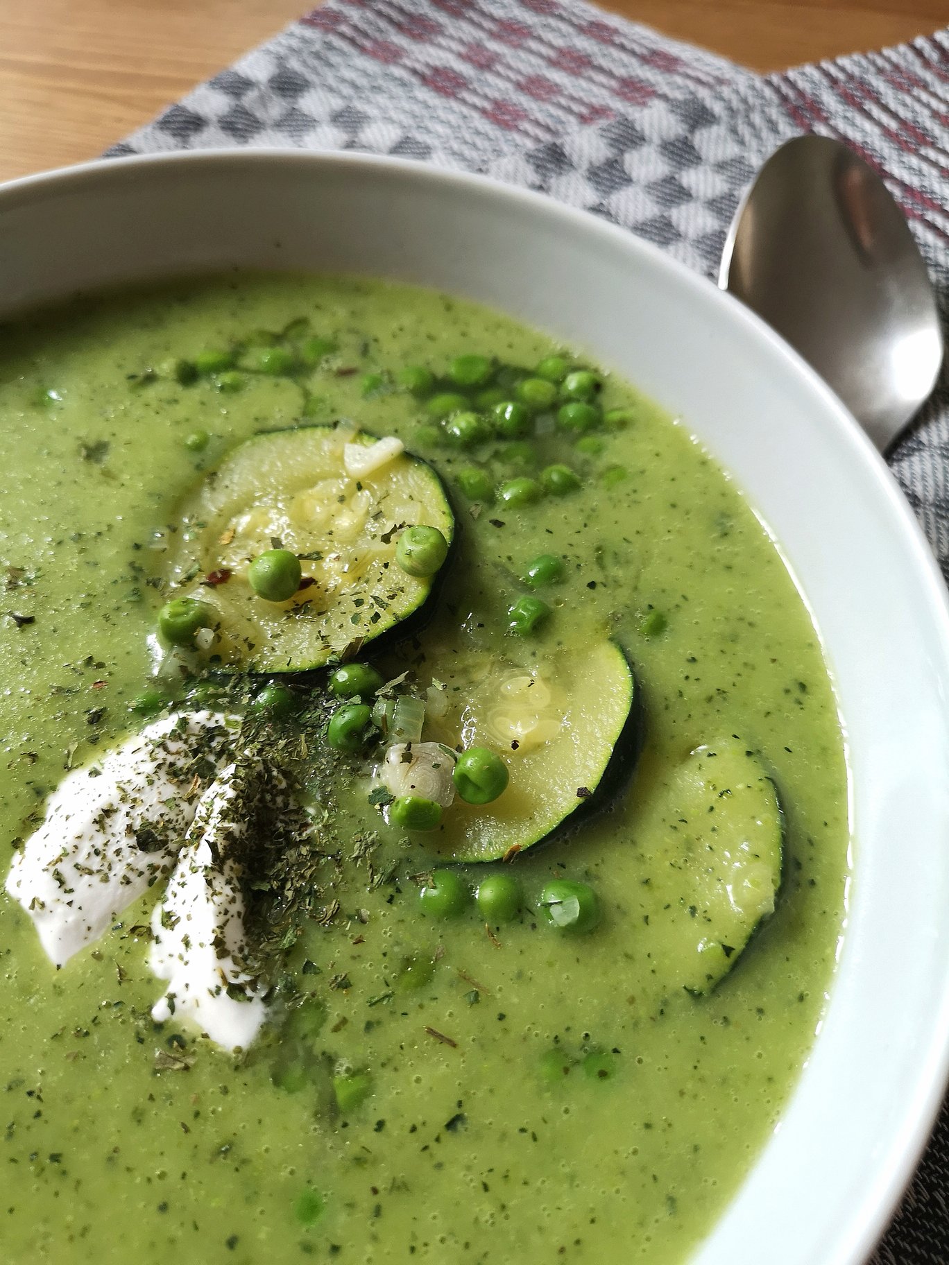 Creamy vegan pea soup with mint