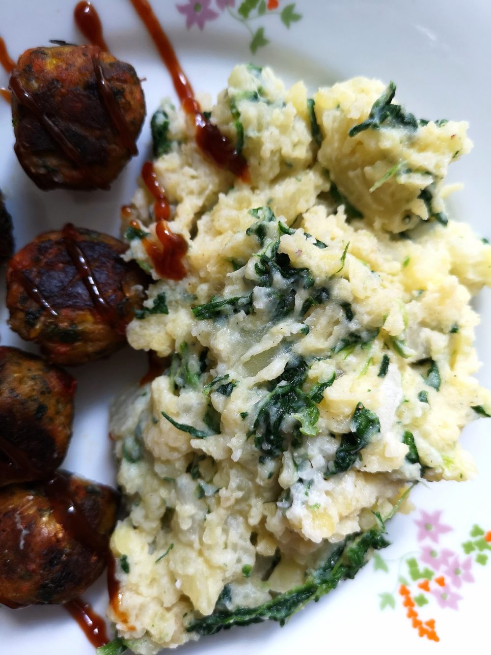 mashed kohlrabi and potato with spinach on a plate