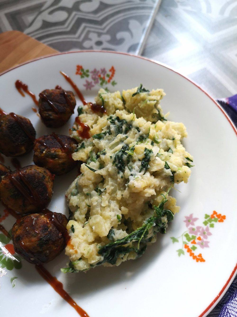 mashed kohlrabi and potato with spinach on a plate