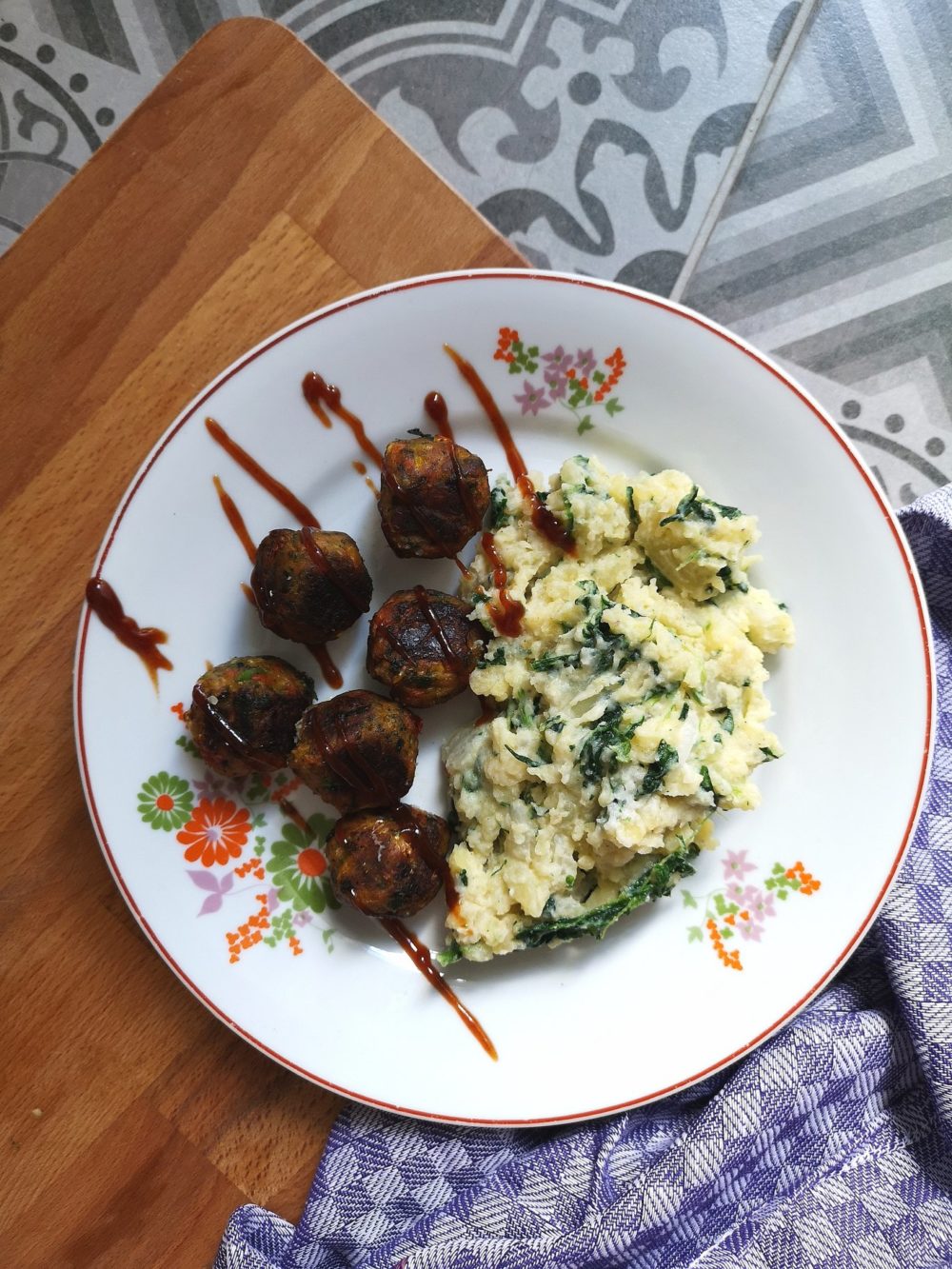 mashed kohlrabi and potato with spinach on a plate