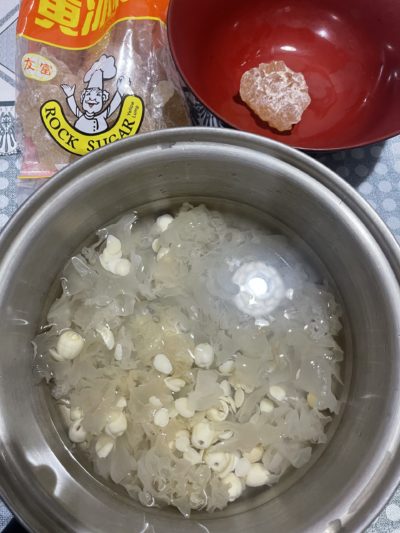 snow fungus and rock sugar in bowls