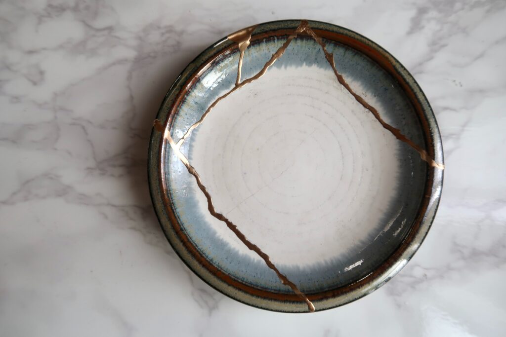 Blue_and_White_Ceramic_Plate_with_Golden_Kintsugi_Seems_with_Grey_Marble_Background