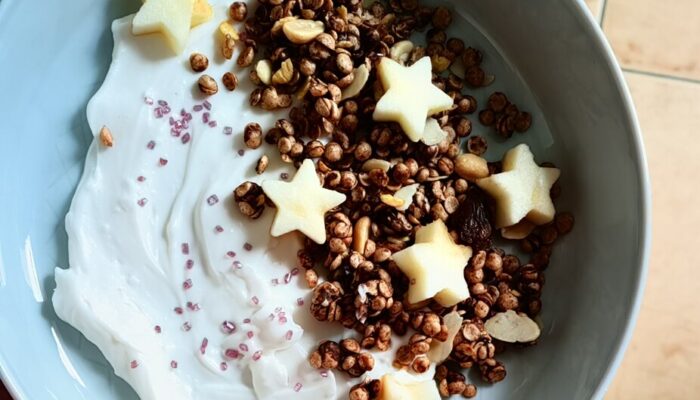 vegan mascarpone in a bowl of porridge with star-shaped fruits.